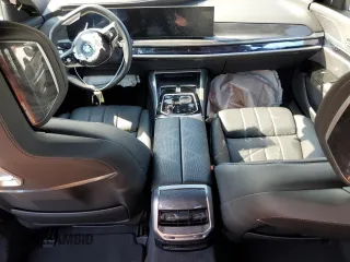 2023 BMW i7 xDrive60 z VIN WBY53EJ03PCM80194, wystawiony jako Copart lot #44192494 z przebiegiem Nie podano mil oraz . Historia ofert i sprzedaży dostępna na DreamBid. Obrazek 8.