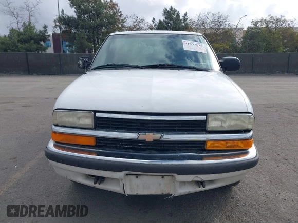 2000 Chevrolet S-10 LS with VIN 1GCCS19W7Y8289167, listed as a IAAI auction lot 41537625 with 224,481 mi miles. Bid and sale history available at carsss.com. Image 12.