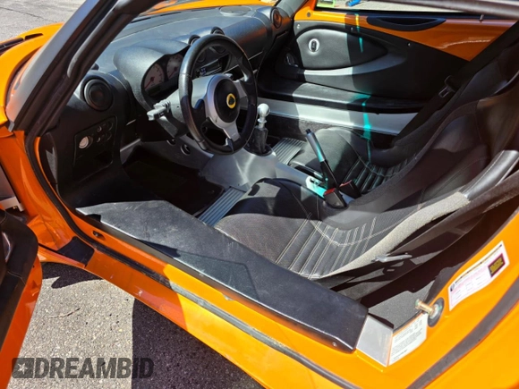 2007 Lotus Elise z VIN SCCPC11137HL30017, wystawiony jako Copart lot #52991635 z przebiegiem 3930 mil mil oraz Tytuł czysty. Historia ofert i sprzedaży dostępna na DreamBid. Obrazek 6.