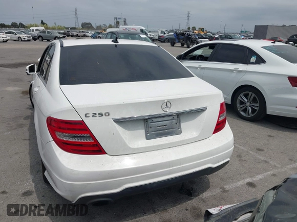 2013 Mercedes-Benz C 250 Sport z VIN WDDGF4HBXDA862156, wystawiony jako IAAI lot #42425713 z przebiegiem Nie podano mil oraz . Historia ofert i sprzedaży dostępna na DreamBid. Obrazek 16.