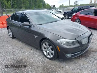 2011 BMW 5 Series 550i xDrive z VIN WBAFU9C50BC784818, wystawiony jako IAAI lot #42313290 z przebiegiem 96 348 mil mil oraz . Historia ofert i sprzedaży dostępna na DreamBid. Obrazek 1.