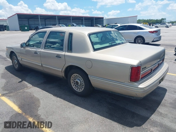 1996 Lincoln Town Car Signature z VIN 1LNLM82W7TY604597, wystawiony jako IAAI lot #42524442 z przebiegiem 245 728 mil mil oraz . Historia ofert i sprzedaży dostępna na DreamBid. Obrazek 3.