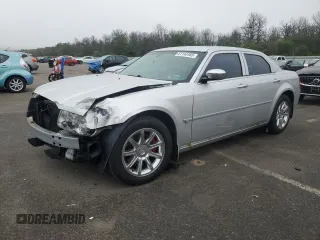 2005 Chrysler 300 C z VIN 2C3JA63H85H560944, wystawiony jako Copart lot #61142485 z przebiegiem 141 753 mil mil oraz Szkoda całkowita • Salvage title. Historia ofert i sprzedaży dostępna na DreamBid. Obrazek 1.