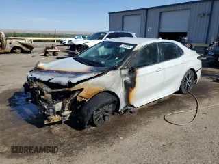 2023 Toyota Camry SE z VIN 4T1G11AK0PU110191, wystawiony jako Copart lot #60926925 z przebiegiem Nie podano mil oraz Czysty tytuł • Clean title. Historia ofert i sprzedaży dostępna na DreamBid. Obrazek 1.