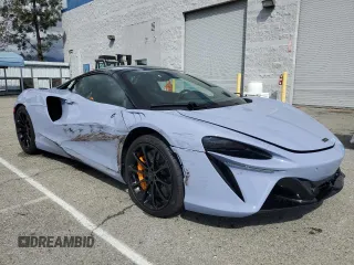 2025 McLaren Artura z VIN SBM16BEA4SW002969, wystawiony jako Copart lot #48354735 z przebiegiem 882 mil mil oraz Szkody całkowita. Historia ofert i sprzedaży dostępna na DreamBid. Obrazek 4.