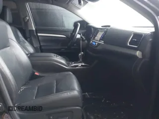 2018 Toyota Highlander SE z VIN 5TDJZRFH0JS542841, wystawiony jako IAAI lot #42213372 z przebiegiem 88 809 mil mil oraz . Historia ofert i sprzedaży dostępna na DreamBid. Obrazek 5.