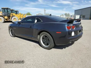 2013 Chevrolet Camaro LS z VIN 2G1FA1E37D9166438, wystawiony jako Copart lot #54959315 z przebiegiem 140 248 mil mil oraz Szkoda całkowita • Salvage title. Historia ofert i sprzedaży dostępna na DreamBid. Obrazek 2.
