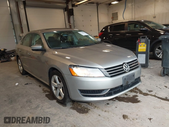 2013 Volkswagen Passat SE z VIN 1VWBP7A34DC024082, wystawiony jako IAAI lot #42308884 z przebiegiem 211 291 mil mil oraz . Historia ofert i sprzedaży dostępna na DreamBid. Obrazek 1.