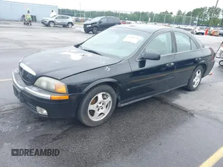 2001 Lincoln LS w/Base Pkg z VIN 1LNHM87A11Y601193, wystawiony jako IAAI lot #42341770 z przebiegiem 187 845 mil mil oraz . Historia ofert i sprzedaży dostępna na DreamBid. Obrazek 2.
