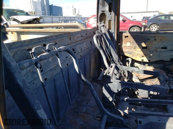 2000 Chevrolet Silverado 2500 z VIN 1GCGK24U7YE107000, wystawiony jako Copart lot #74624144 z przebiegiem Nie podano mil oraz Nie do naprawy • Non repairable. Historia ofert i sprzedaży dostępna na DreamBid. Obrazek 10.