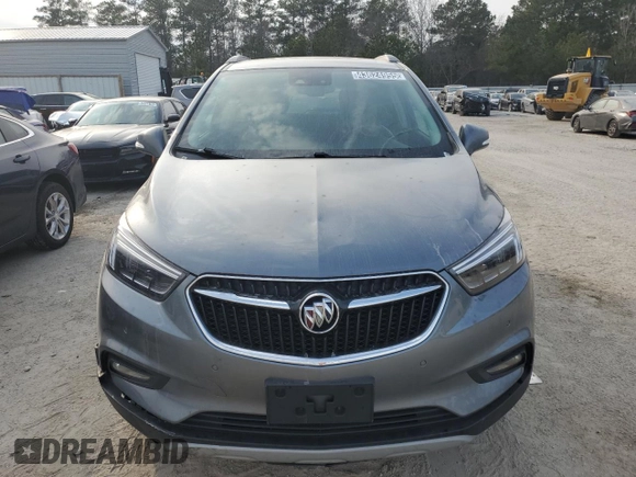 2020 Buick Encore Essence z VIN KL4CJGSB6LB020497, wystawiony jako Copart lot #43624955 z przebiegiem 99 448 mil mil oraz Tytuł czysty. Historia ofert i sprzedaży dostępna na DreamBid. Obrazek 5.