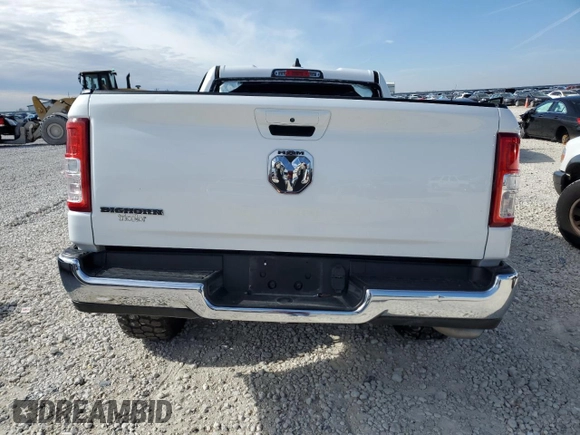 2022 Ram 1500 Big Horn z VIN 1C6RREBG8NN273970, wystawiony jako Copart lot #88903735 z przebiegiem Nie podano mil oraz Czysty tytuł • Clean title. Historia ofert i sprzedaży dostępna na DreamBid. Obrazek 6.