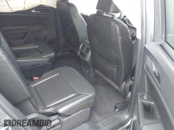 2018 Volkswagen Atlas SE z VIN 1V2KR2CAXJC517240, wystawiony jako IAAI lot #42361370 z przebiegiem 129 546 mil mil oraz . Historia ofert i sprzedaży dostępna na DreamBid. Obrazek 8.