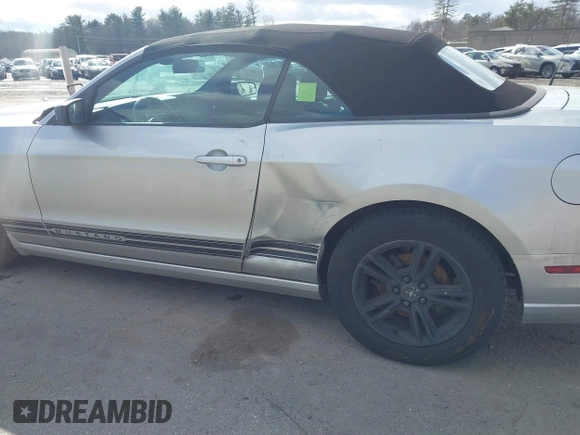 2013 Ford Mustang V6 z VIN 1ZVBP8EMXD5242038, wystawiony jako IAAI lot #41744352 z przebiegiem 167 227 mil mil oraz . Historia ofert i sprzedaży dostępna na DreamBid. Obrazek 6.