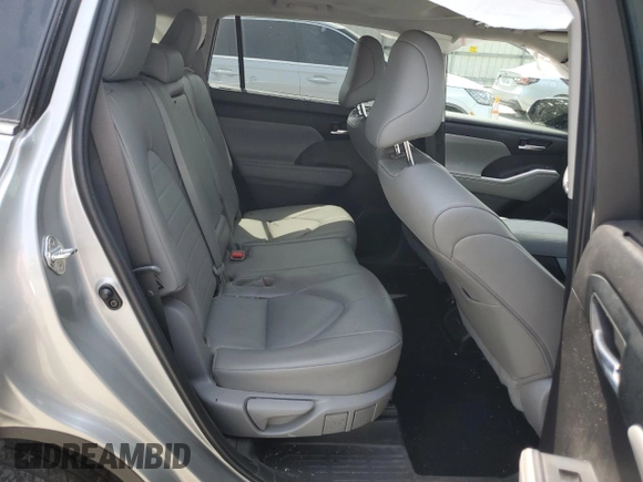 2022 Toyota Highlander XLE z VIN 5TDGZRBH3NS254141, wystawiony jako Copart lot #55397545 z przebiegiem 12 352 mil mil oraz Szkoda całkowita • Salvage title. Historia ofert i sprzedaży dostępna na DreamBid. Obrazek 11.