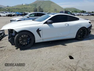 2020 BMW M8 z VIN WBSAE0C04LCD59061, wystawiony jako Copart lot #48002453 z przebiegiem 13 384 mil mil oraz . Historia ofert i sprzedaży dostępna na DreamBid. Obrazek 1.