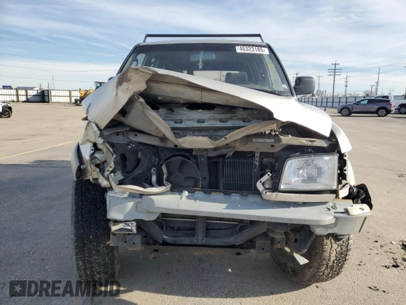 2001 Isuzu Trooper S with VIN JACDJ58X117J11550, listed as a Copart auction lot 46323185 with 236,762 mi miles and Salvage title. Bid and sale history available at DreamBid. Image 5.