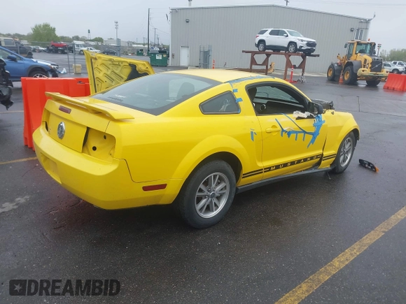 2005 Ford Mustang Deluxe with VIN 1ZVFT80N755214860, listed as a IAAI auction lot 42060292 with 138,177 mi miles. Bid and sale history available at carsss.com. Image 4.