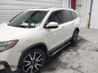 2019 Honda Pilot Touring 7-Passenger with VIN 5FNYF6H64KB005798, listed as a IAAI auction lot 41551933 with 103,151 mi miles. Bid and sale history available at carsss.com. Image 6.