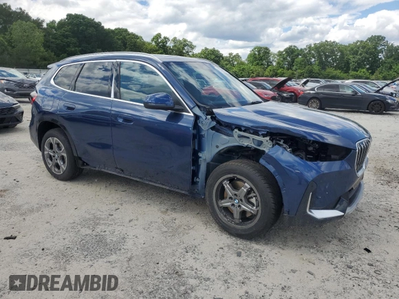 2025 BMW X1 xDrive28i z VIN WBX73EF03S5229226, wystawiony jako Copart lot #55457965 z przebiegiem 2490 mil mil oraz Tytuł czysty. Historia ofert i sprzedaży dostępna na DreamBid. Obrazek 4.