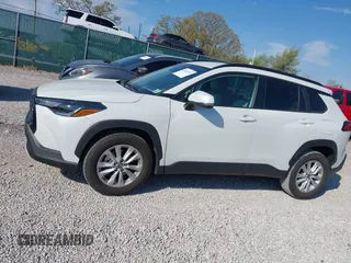 2022 Toyota Corolla Cross LE z VIN 7MUCAAAG3NV012231, wystawiony jako IAAI lot #42022931 z przebiegiem 30 335 mil mil oraz . Historia ofert i sprzedaży dostępna na DreamBid. Obrazek 14.