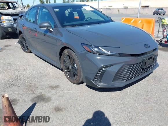 2025 Toyota Camry LE z VIN 4T1DAACK4SU572097, wystawiony jako IAAI lot #41827762 z przebiegiem 8 106 mil mil oraz . Historia ofert i sprzedaży dostępna na DreamBid. Obrazek 1.