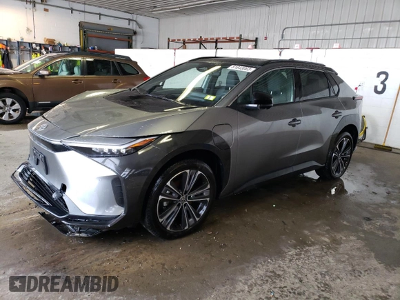 2023 Toyota bZ4X XLE z VIN JTMABACA4PA020538, wystawiony jako Copart lot #81643063 z przebiegiem 4 171 mil mil oraz . Historia ofert i sprzedaży dostępna na DreamBid. Obrazek 1.