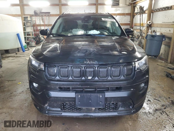 2022 Jeep Compass Latitude z VIN 3C4NJDBB8NT115285, wystawiony jako Copart lot #44131635 z przebiegiem 16 683 mil mil oraz Szkoda całkowita • Salvage title. Historia ofert i sprzedaży dostępna na DreamBid. Obrazek 5.