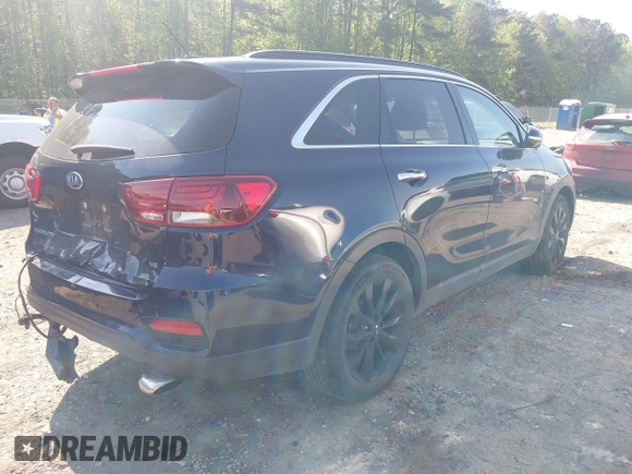 2020 Kia Sorento S z VIN 5XYPG4A58LG695161, wystawiony jako IAAI lot #42060397 z przebiegiem 49 573 mil mil oraz . Historia ofert i sprzedaży dostępna na DreamBid. Obrazek 4.