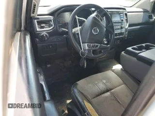 2017 Nissan Titan S z VIN 1N6AA1R80HN566736, wystawiony jako Copart lot #61532315 z przebiegiem 174 383 mil mil oraz Czysty tytuł • Clean title. Historia ofert i sprzedaży dostępna na DreamBid. Obrazek 8.