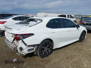 2022 Toyota Camry SE with VIN 4T1T11AK6NU013136, listed as a IAAI auction lot 41453252 with 63,405 mi miles. Bid and sale history available at carsss.com. Image 4.