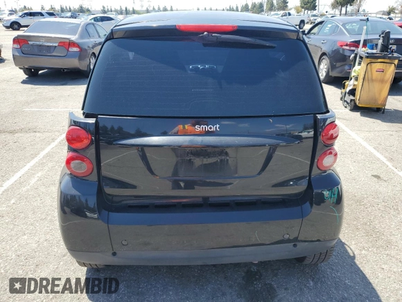 2009 Smart fortwo Pure z VIN WMEEJ31X79K272757, wystawiony jako Copart lot #54772585 z przebiegiem 100 977 mil mil oraz Szkoda całkowita • Salvage title. Historia ofert i sprzedaży dostępna na DreamBid. Obrazek 6.