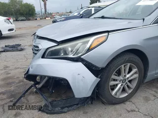 2015 Hyundai Sonata SE z VIN 5NPE24AF4FH245048, wystawiony jako IAAI lot #41774681 z przebiegiem 133 392 mil mil oraz . Historia ofert i sprzedaży dostępna na DreamBid. Obrazek 6.