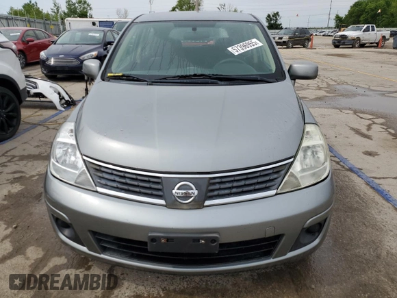 2009 Nissan Versa S z VIN 3N1BC13E59L355648, wystawiony jako Copart lot #57396955 z przebiegiem 67 768 mil mil oraz Szkoda całkowita • Salvage title. Historia ofert i sprzedaży dostępna na DreamBid. Obrazek 5.