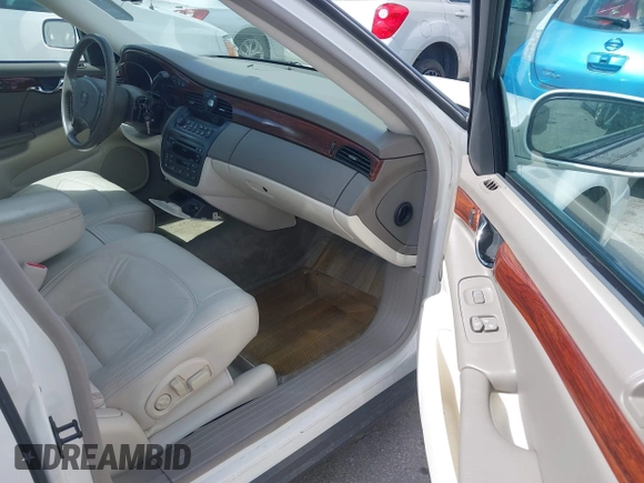 2003 Cadillac DeVille z VIN 1G6KD54Y23U221187, wystawiony jako IAAI lot #42339315 z przebiegiem 82 681 mil mil oraz . Historia ofert i sprzedaży dostępna na DreamBid. Obrazek 5.