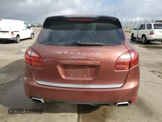 2012 Porsche Cayenne z VIN WP1AA2A21CLA06372, wystawiony jako Copart lot #49437725 z przebiegiem 137 530 mil mil oraz Szkoda całkowita • Salvage title. Historia ofert i sprzedaży dostępna na DreamBid. Obrazek 6.