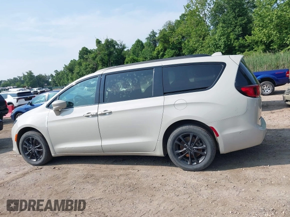 2020 Chrysler Pacifica Launch Edition with VIN 2C4RC3BGXLR267876, listed as a IAAI auction lot 42424841 with 87,586 mi miles and . Bid and sale history available at DreamBid. Image 14.