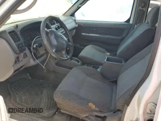 2001 Nissan Xterra XE z VIN 5N1ED28T51C540394, wystawiony jako Copart lot #51188335 z przebiegiem 143 394 mil mil oraz Nie do naprawy • Non repairable. Historia ofert i sprzedaży dostępna na DreamBid. Obrazek 7.