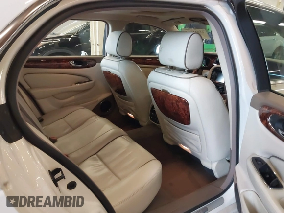 2008 Jaguar XJ Vanden Plas z VIN SAJWA82B28SH29030, wystawiony jako IAAI lot #41231242 z przebiegiem 62 632 mil mil oraz . Historia ofert i sprzedaży dostępna na DreamBid. Obrazek 8.