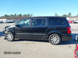 2011 Chrysler Town & Country Touring L z VIN 2A4RR8DG6BR803563, wystawiony jako IAAI lot #40921680 z przebiegiem 59 881 mil mil oraz . Historia ofert i sprzedaży dostępna na DreamBid. Obrazek 14.