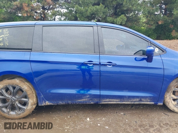 2018 Chrysler Pacifica Touring Plus with VIN 2C4RC1FG9JR228594, listed as a IAAI auction lot 42298327 with 85,685 mi miles and . Bid and sale history available at DreamBid. Image 13.
