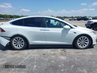 2017 Tesla Model X 90D z VIN 5YJXCBE20HF070252, wystawiony jako IAAI lot #42281644 z przebiegiem 39 362 mil mil oraz . Historia ofert i sprzedaży dostępna na DreamBid. Obrazek 13.
