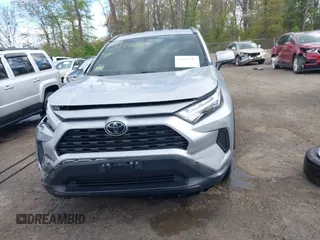 2022 Toyota RAV4 XLE z VIN 2T3P1RFV2NC316877, wystawiony jako IAAI lot #41981282 z przebiegiem 42 955 mil mil oraz . Historia ofert i sprzedaży dostępna na DreamBid. Obrazek 13.