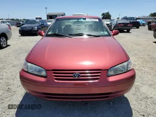 1998 Toyota Camry LE z VIN 4T1BG28K6WU308356, wystawiony jako Copart lot #57686475 z przebiegiem 178 274 mil mil oraz Szkoda całkowita • Salvage title. Historia ofert i sprzedaży dostępna na DreamBid. Obrazek 5.