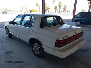 1994 Chrysler LeBaron z VIN 1C3AA3638RF322789, wystawiony jako IAAI lot #41654157 z przebiegiem 53 084 mil mil oraz . Historia ofert i sprzedaży dostępna na DreamBid. Obrazek 3.