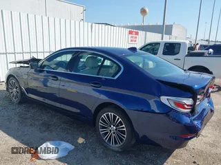 2020 BMW 5 Series 530i z VIN WBAJR3C03LCD11920, wystawiony jako IAAI lot #40532169 z przebiegiem 26 023 mil mil oraz . Historia ofert i sprzedaży dostępna na DreamBid. Obrazek 3.