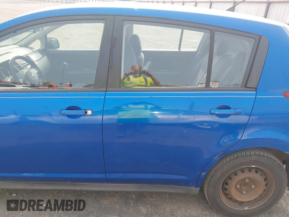 2007 Nissan Versa S z VIN 3N1BC13E87L367967, wystawiony jako IAAI lot #42412791 z przebiegiem 239 800 mil mil oraz . Historia ofert i sprzedaży dostępna na DreamBid. Obrazek 6.