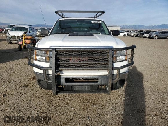 2011 GMC Sierra 2500HD Work Truck z VIN 1GT22ZCG8BZ312243, wystawiony jako Copart lot #83358544 z przebiegiem 186 584 mil mil oraz Szkoda całkowita • Salvage title. Historia ofert i sprzedaży dostępna na DreamBid. Obrazek 5.