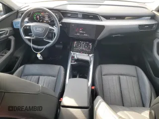 2024 Audi Q8 e-tron Premium Plus z VIN WA15AAGE8RB038873, wystawiony jako Copart lot #76623264 z przebiegiem 5 993 mil mil oraz Szkoda całkowita • Salvage title. Historia ofert i sprzedaży dostępna na DreamBid. Obrazek 8.