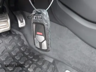 2023 Audi SQ5 Premium Plus z VIN WA1B4AFY4P2035195, wystawiony jako IAAI lot #42004734 z przebiegiem 10 353 mil mil oraz . Historia ofert i sprzedaży dostępna na DreamBid. Obrazek 11.